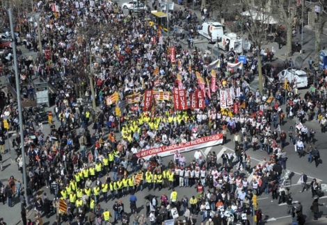 Miles de personas tomado el centro contra la reforma laboral. | S. Cogolludo