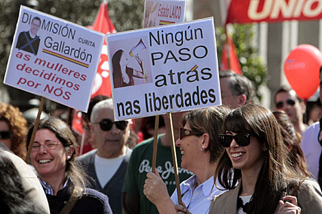 Carteles contra el ministro Gallardn en la protesta de Vigo. | Efe