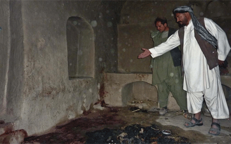 Un afgano muestra una de las viviendas asaltadas por los soldados. |Afp
