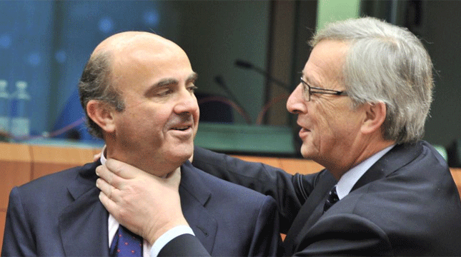 El presidente del Eurogrupo, Jean-Claude Jucker, y el ministro de Economía, Luis de Guindos. | Afp