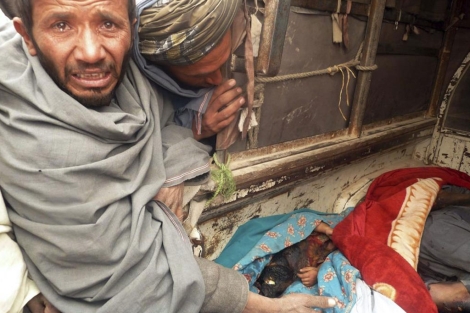 Afganos muestran los cadveres de los civiles asesinados en Afganistn. | Efe