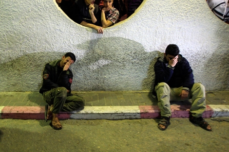 Dos palestinos lloran tras uno de los ataques del lunes. | Afp