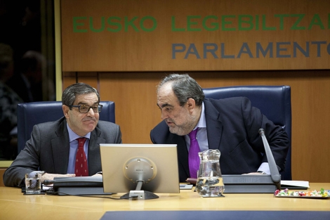 Mario Fernndez, junto al presidente de la comisin, Mikel Unzalu. | Efe