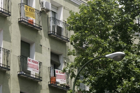 Carteles de pisos en venta en un edificio de viviendas. | Diego Sinova