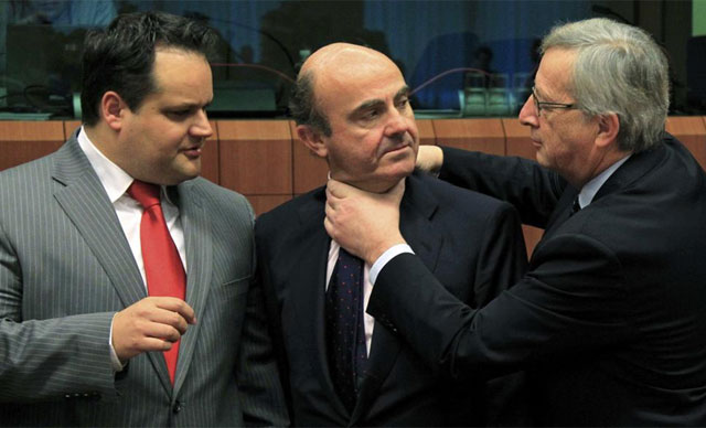 Juncker bromea con Luis de Guindos este lunes en el Eurogruopo. | Reuters