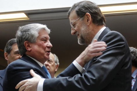 Mariano Rajoy saluda al vicepresidente de la CEOE, Arturo Fernndez. | Reuters