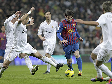 Messi encara a varios jugadores del Real Madrid en el ltimo clsico liguero. | Alberto Di Lolli