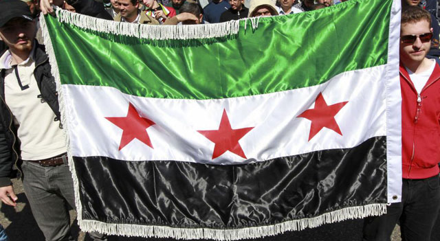 Una bandera de la oposición siria durante una manifestación en Jordania. | Reuters