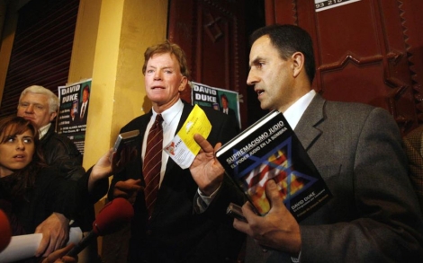 Varela junto al ex líder del KKK David Duke en 2007. | Antonio Moreno