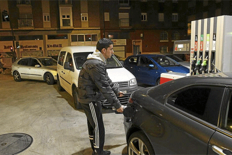 Un joven llena el depsito de su vehculo en una gasolinera de Len. | EM