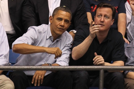 Obama y Cameron en un partido de baloncesto de la liga universitaria. | Afp