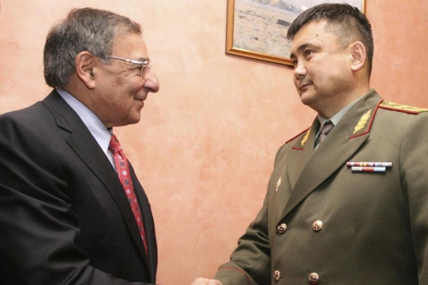 Leon Panetta, con el ministro de Exteriores de Kirguizistn antes de viajar a Afganistn. | Efe