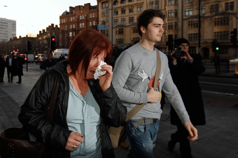 Richard O'Dwyer y su madre salen del tribunal. | Reuters