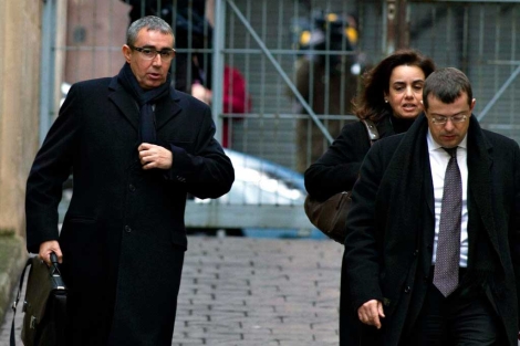 Diego Torres, su mujer y su abogado a la llegada a los Juzgados de Palma. | Efe