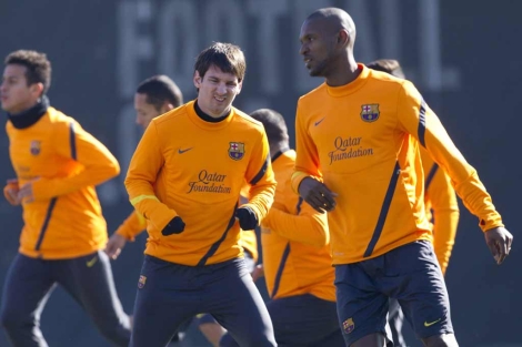 Abidal, junto a Messi, en un entrenamiento azulgrana. | Efe