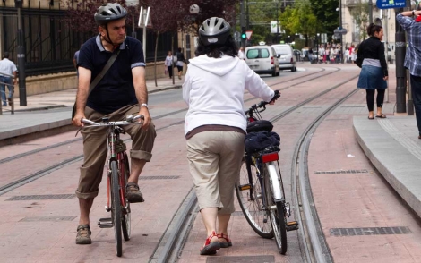 Dos personas pasean en bicicleta por las calles de Vitoria. | Mitxi