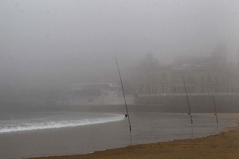 La playa de La Concha de San Sebastin, cubierta por la niebla costera. | Efe