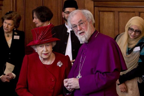 Rowan Williams con la reina Isabel II. | Afp