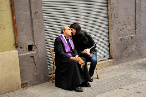 Confesión en los alrededores de la Sagrada Familia, en Barcelona. | Santi Cogolludo