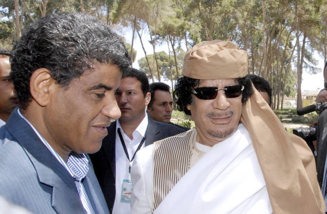 Gadafi, con su director de la inteligencia militar, Abdulá al Senusi. | Efe
