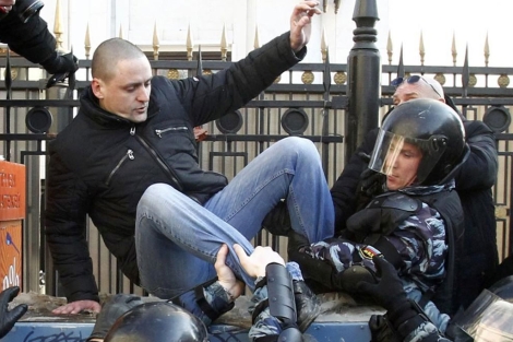 La policía rusa detiene a Sergei Udaltsov. | Reuters