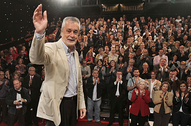 Grin recibe el aplauso del auditorio en un acto de campaa en Sevilla. | Carlos Mrquez
