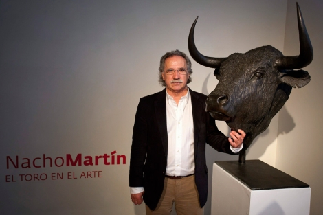 Nacho Martn, junto a una de sus cabezas de toro. | Efe