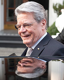 Joachim Gauck, de camino a misa. | Efe
