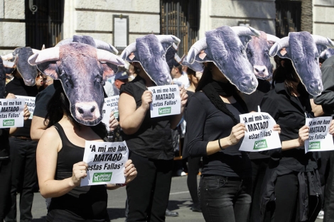 Activistas animalistas protestan por las corridas de toros de Fallas. | Reuters