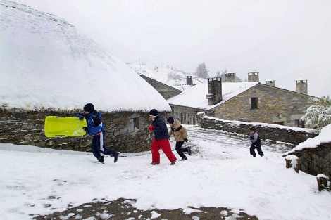 Unos nios juegan con la nieve en O Cebreiro, Lugo. | E. Trigo / Efe