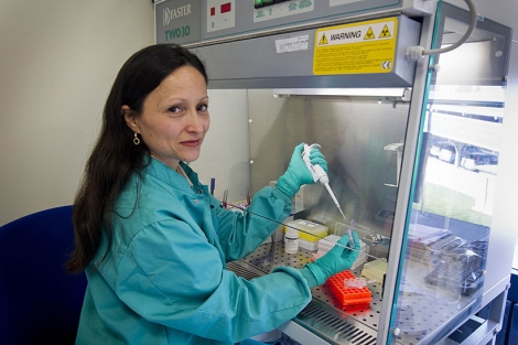 Tatiana Surez, realizando una extraccin de muestra en su laboratorio. | Iaki Andrs