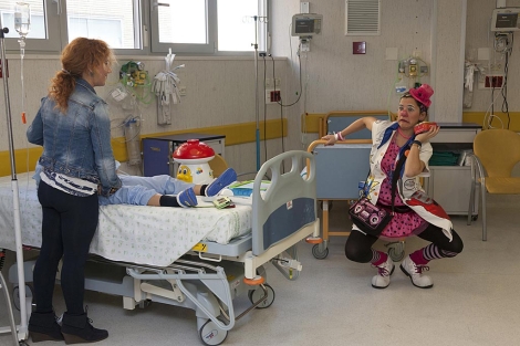 Una 'doctora sonrisa' juega con un pequeño en el hospital. | H.V.R.
