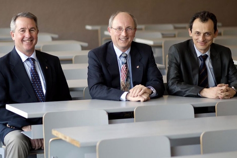 Stephen Robinson (i), Paul Dye (c) y Pedro Duque (d) en un aula de la UPM. | Alberto Di Lolli