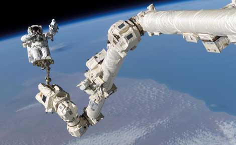 Stephen Robinson, durante su paseo espacial en el que reparó el 'Discovery', en 2005. | NASA