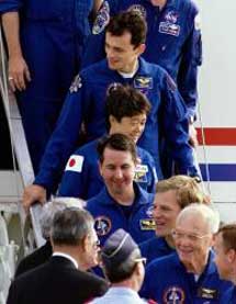 Duque y Robinson volaron juntos en 1998, junto a John Glenn, en una misión a bordo del Discovery. | NASA