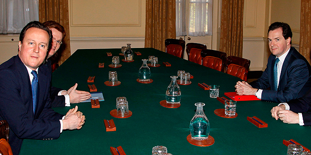 Cameron, con su ministro de Finanzas (d), durante una reunin. | Afp