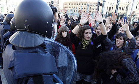 Protesta de estudiantes ante la Polica en Valencia. | Jos Cullar