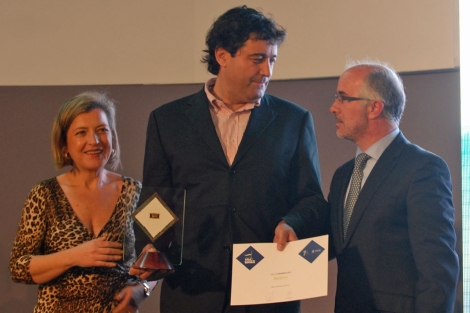 Javier Carrera, entre Teresa Pedrosa y J.J. Durn, en una entrega de premios de la Diputacin de Pontevedra por su patrocinio al Celta, (2011). | celtabaloncesto.com
