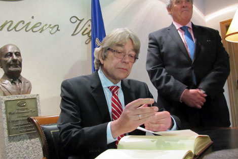 El embajador, firmando en el libro de visitas del Club Financiero de Vigo. | A.G.