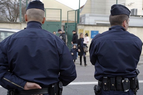 Policas frente al colegio donde tuvieron lugar los asesinatos. | Reuters