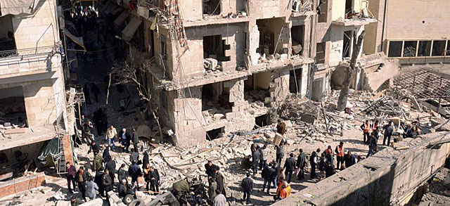 Uno de los edificios destrozados tras los atentados de este fin de semana en Damasco. | Reuters