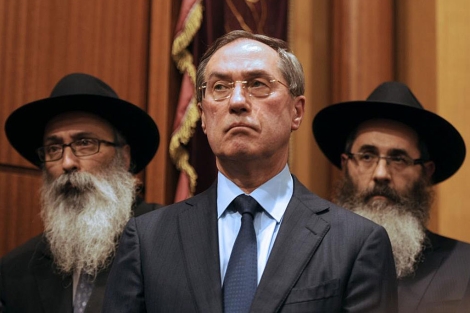 El ministro del Interior francs, Claude Guant, en la Gran Sinagoga de Toulouse. | Afp