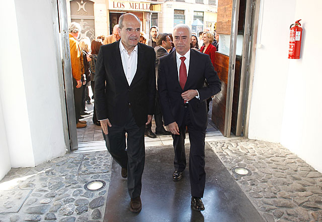 Manuel Chaves, junto a Luciano Alonso, consejero de Turismo de la Junta de Andaluca. | Antonio Pastor