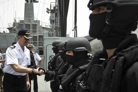 Don Felipe saluda a miembros de la Unidad de Guerra Naval del buque 'Patio' en Yibuti. | Efe
