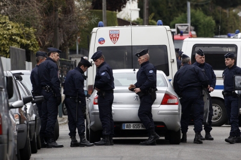 Policas controlan el edificio donde se ha atrincherado Mohamed Merah en Toulouse. | Reuters