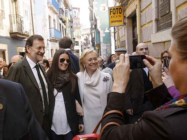 Mariano Rajoy y Mercedes Fernndez se fotografan con una simpatizante. | J.L. Cereijido / Efe