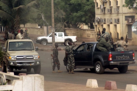 Un grupo de soldados de Mali durante la toma de puntos claves de la capital. | Afp