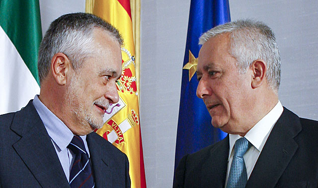 Jos Antonio Grin y Javier Arenas, cara a cara en una imagen en el palacio de San Telmo. | Efe