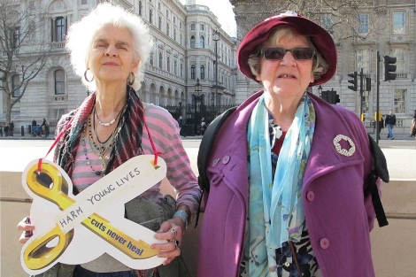 Geraldine Cowan y Julie Etter frente a la residencia del primer ministro británico. | Foto: C.F.