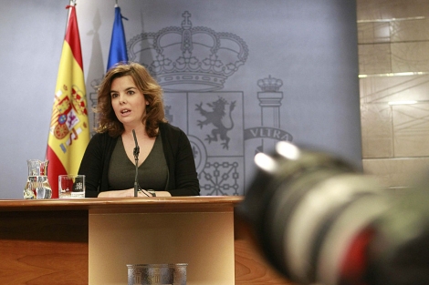 Soraya Sáenz de Santamaría, en rueda de prensa tras el Consejo de Ministros. | Ángel Díaz | Efe